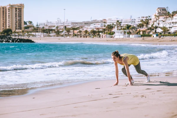 Jovencita entrenando en la playa — Foto de Stock