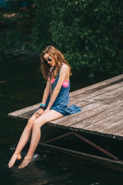 hippi kız üstünde belgili tanımlık rıhtım