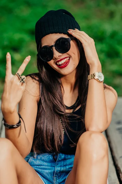 Sonriente chica joven descansando en el parque — Foto de Stock