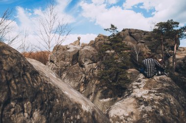 kayanın üzerinde oturan genç Çift