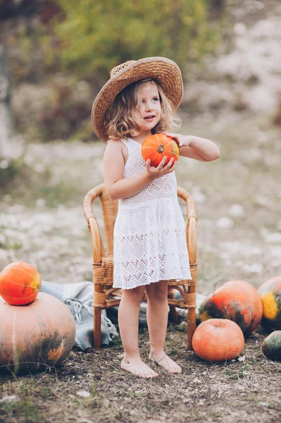 Klein meisje in stro hoed — Stockfoto