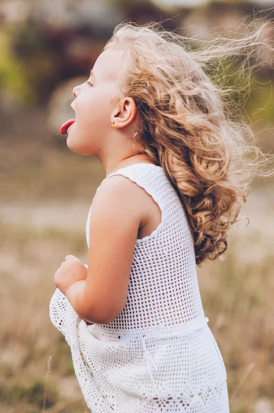 Mała dziewczynka wyświetlone język — Zdjęcie stockowe