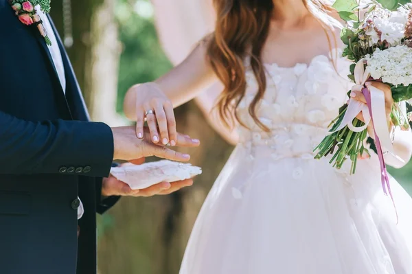 Noivo pôs a aliança de casamento na noiva — Fotografia de Stock