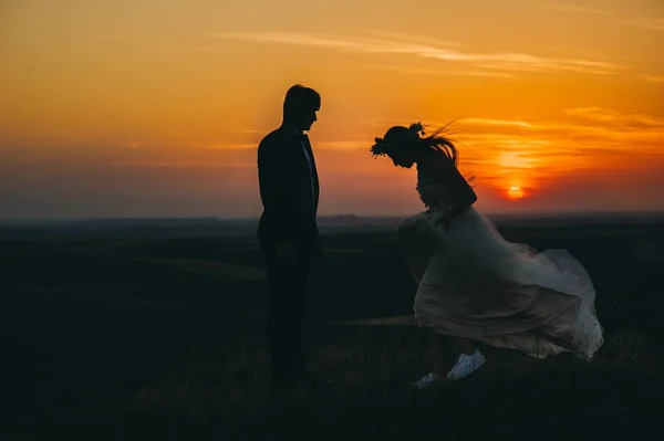 Silhuett av par med solnedgång — Stockfoto