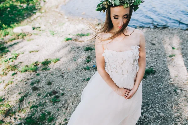 Wunderschöne Braut im Kranz — Stockfoto