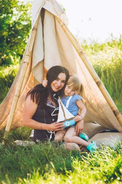 Mère et fille dans le parc — Photo