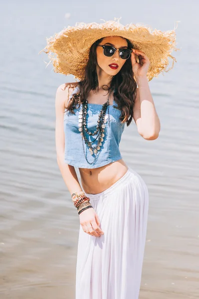 Hermosa mujer en sombrero grande — Foto de Stock