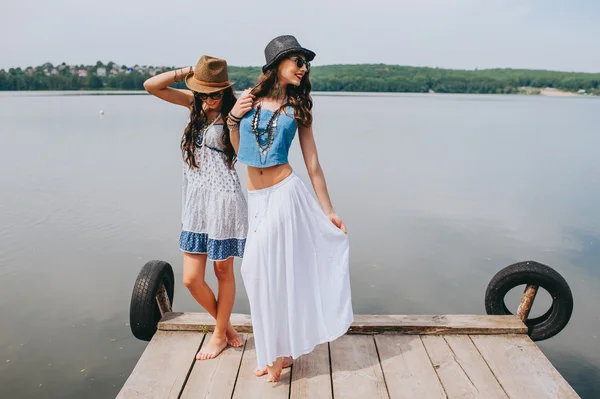 Молодые женщины, стоящие на пристани — стоковое фото
