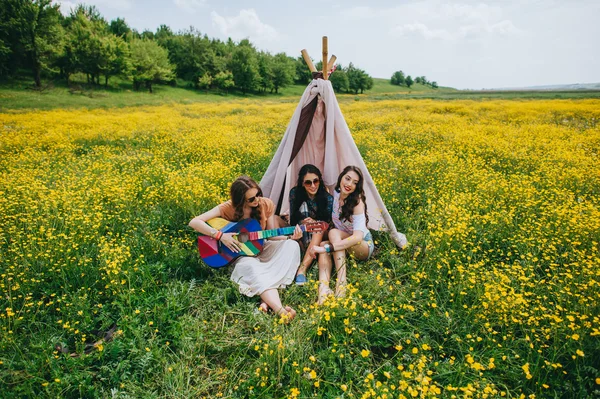 Hippie γυναικών στον τομέα του καλοκαιριού — Φωτογραφία Αρχείου