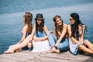 dock üzerindeki güzel kızlar