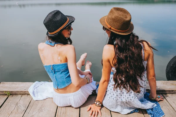 Ragazze amiche sul molo — Foto Stock