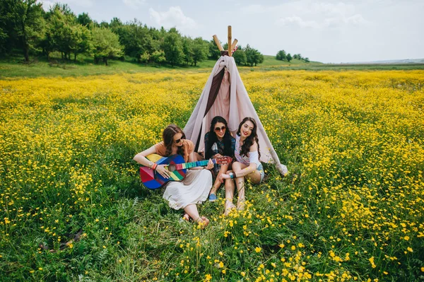 Хиппи девушки в поле — стоковое фото