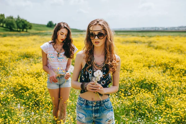 Hippie meninas no campo — Fotografia de Stock