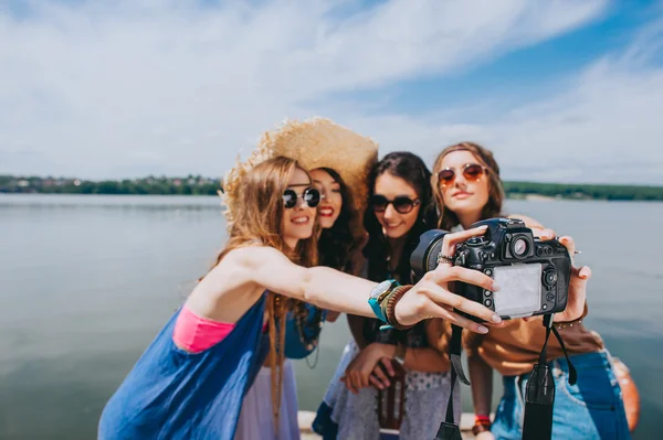 Hippie-Mädchen fotografieren auf der Anklagebank — Stockfoto