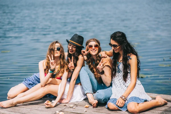 Belle ragazze sul molo — Foto Stock