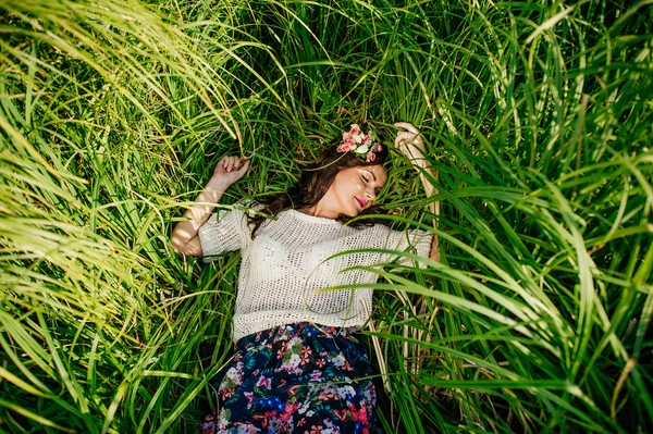 Chica se encuentra en la hierba verde —  Fotos de Stock