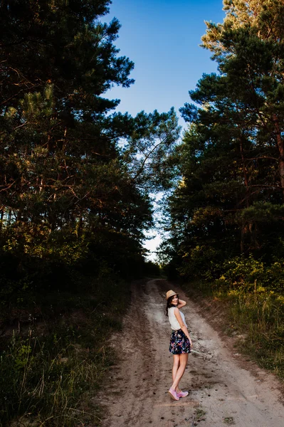 Flicka vandrar i skogen — Stockfoto