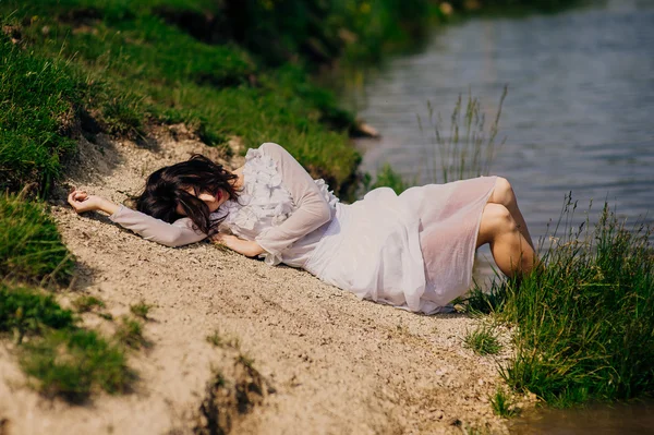 Ragazza in abito bianco sulla riva — Foto Stock