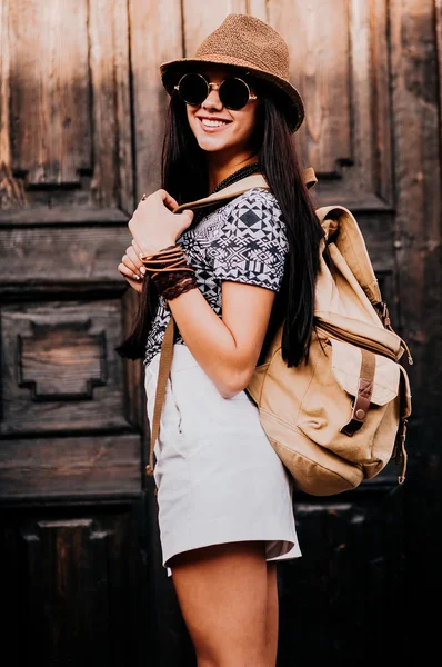 Chica al lado puerta de madera — Foto de Stock