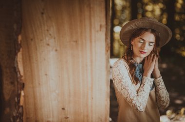 şapkalı güzel kadın