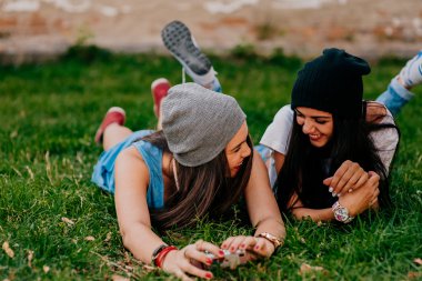 güzel kızlar çim döşeme