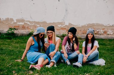 çimenlerin üzerinde güzel kızlar   