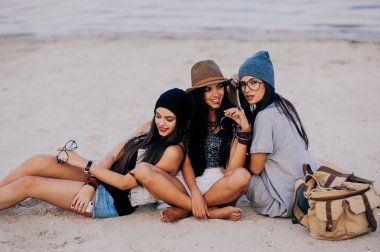 Sahilde güzel kızlar