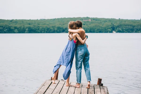 Dock üzerindeki iki kız — Stok fotoğraf