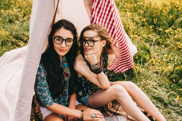 Hippie meisjes in veld — Stockfoto