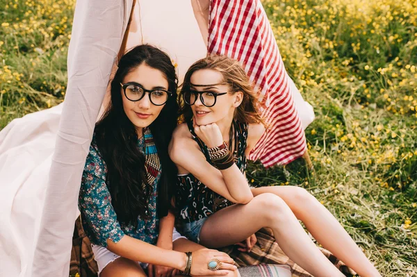 Ragazze hippie in campo — Foto Stock