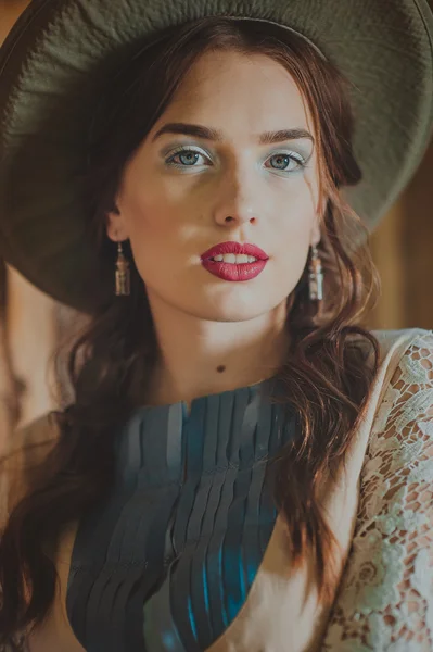 Hermosa mujer con sombrero — Foto de Stock