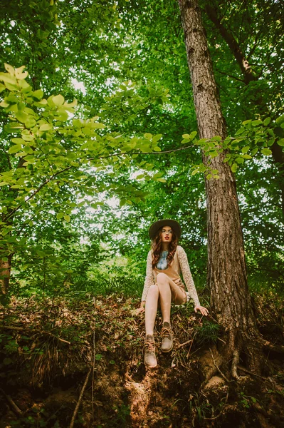 Belle fille dans les bois — Photo