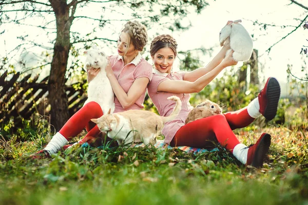 Twins sisters on vacation — Stock Photo, Image