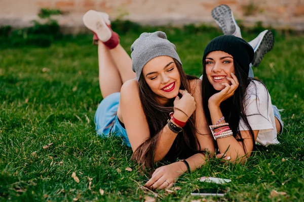 Belle ragazze che giacevano sull'erba — Foto Stock