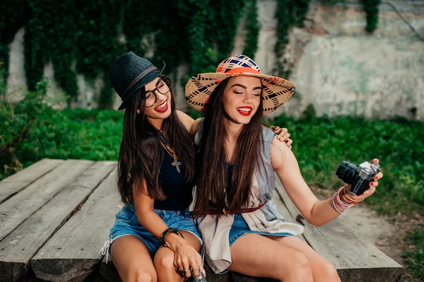 Jonge meisjes fotograferen zelf — Stockfoto