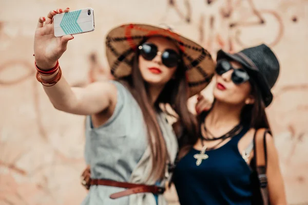 Young girls photograph themselves — Stock Photo, Image