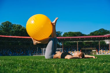 Egzersiz yapan genç bir kadın.