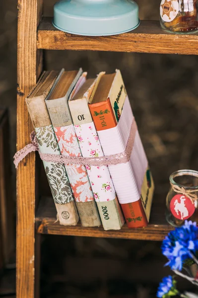 Estantes vintage con libros — Foto de Stock