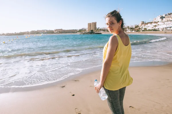 Hermosa mujer en la playa — Foto de Stock