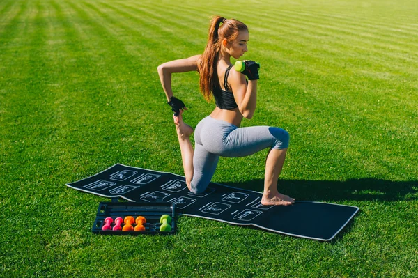 Kvinna inblandad i fitness — Stockfoto