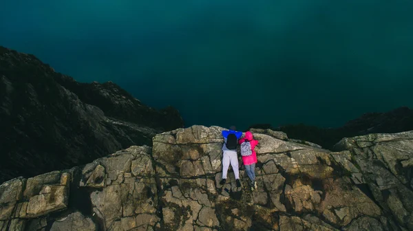 Jovem casal deitado na borda — Fotografia de Stock