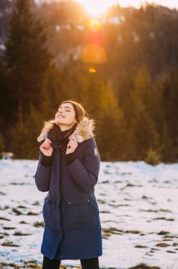 Kış ormanındaki kadın