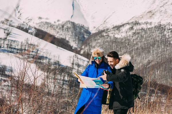 Giovane coppia in montagna — Foto Stock