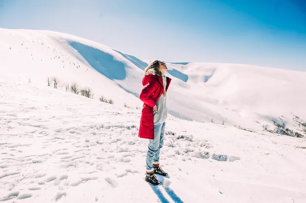 Bella donna in montagna — Foto Stock