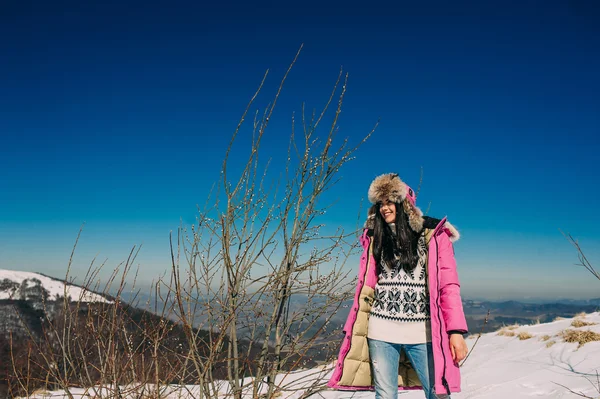 Nő séta a hegyekben — Stock Fotó