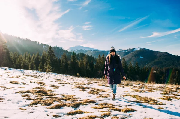 Mulher andar nas montanhas — Fotografia de Stock