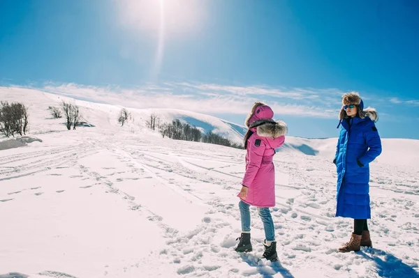 Mujeres caminando en montañas nevadas — Foto de Stock