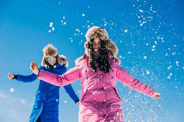 Mujeres se divierten en el día de invierno — Foto de Stock