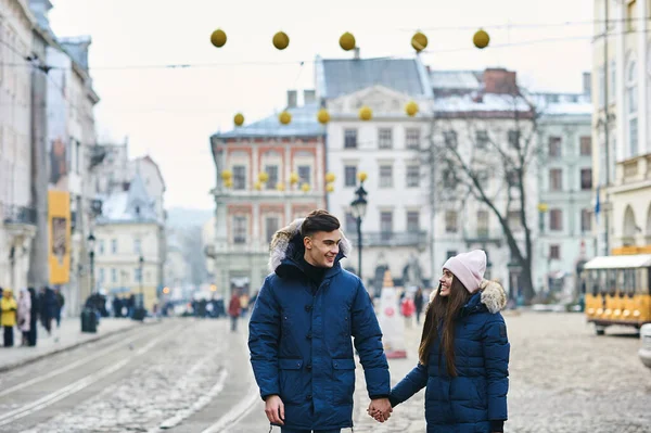 流行の若いカップルがクリスマスに街を歩く — ストック写真