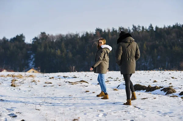 Feliz pareja abrazando y riendo al aire libre en invierno — Foto de Stock